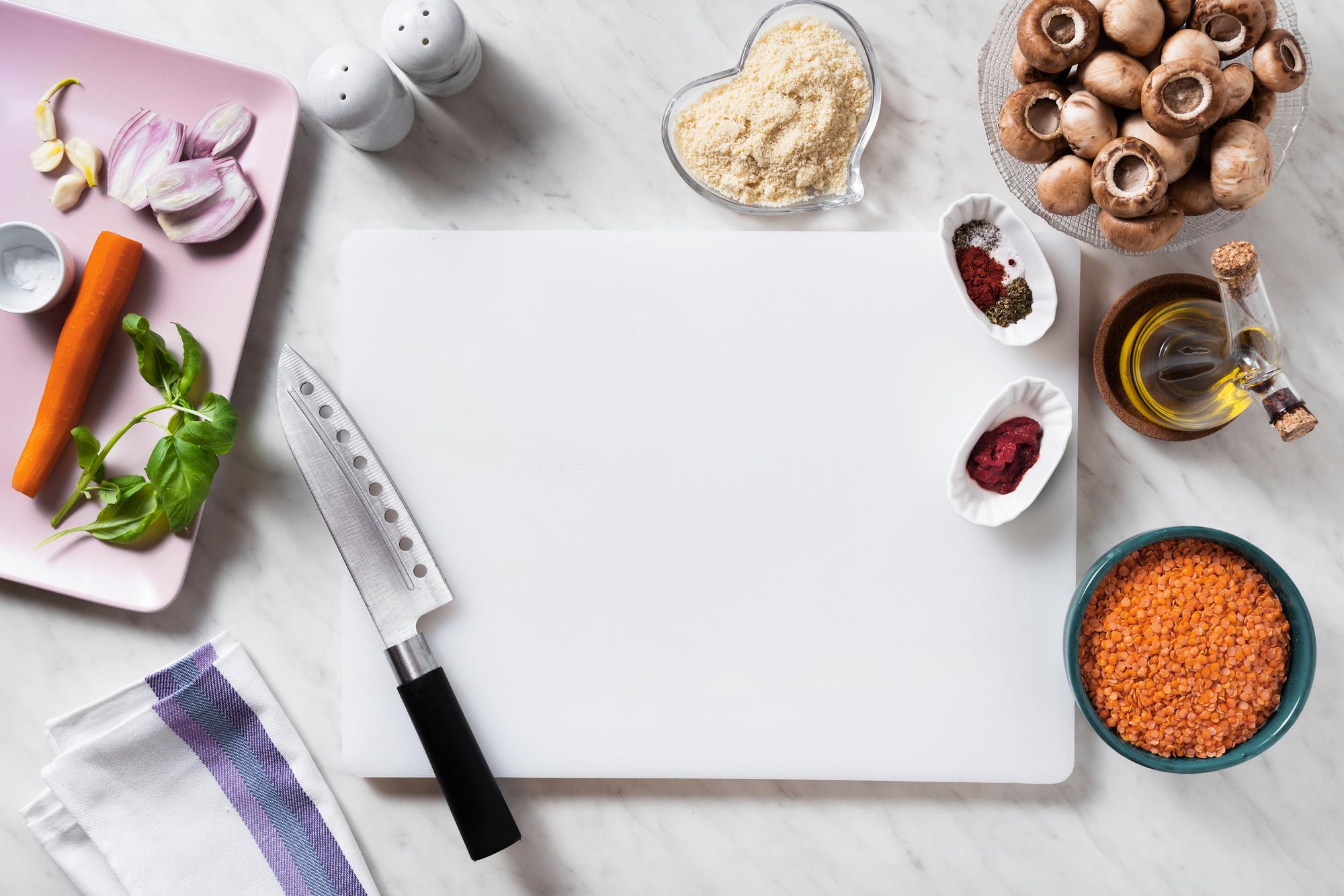 Ingredienti organizzati in piano di lavoro